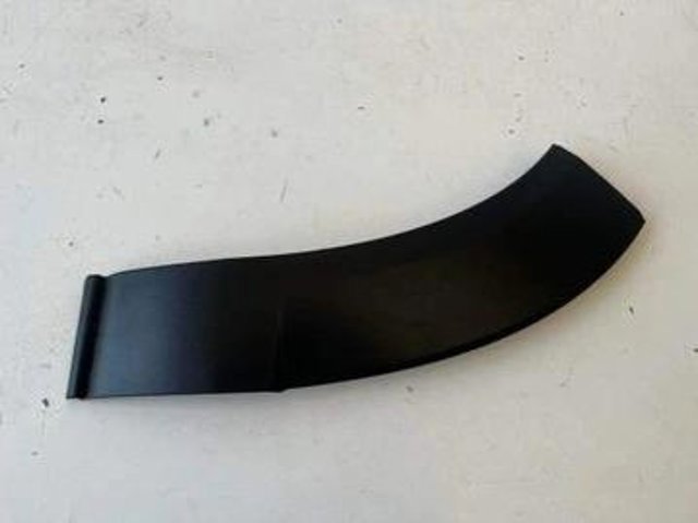 Moldura derecha del parachoques delantero DFR551W71D Mazda