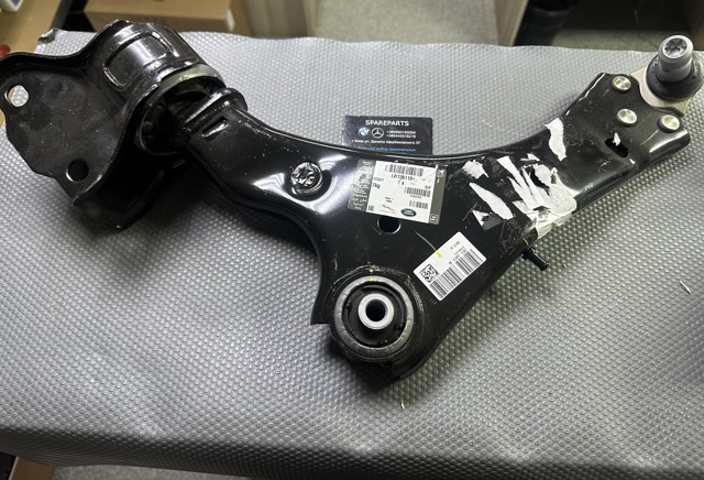 Brazo inferior izquierdo de la suspensión delantera Land Rover LR126119 precio, desde 153,23 EUR